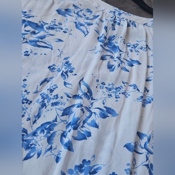2/$15 Gap - Oversized White Short Sleeve Shirt with Blue Floral Print - Size S - Picture 3 of 6